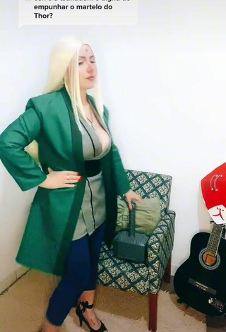 Attractive Luanagauchaoficial Shows Cosplay