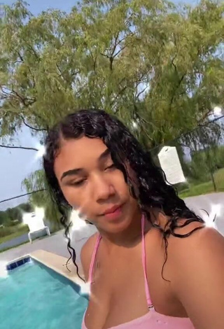 2. Sultry Makayla Marley Shows Cleavage in Pink Bikini Top at the Swimming Pool