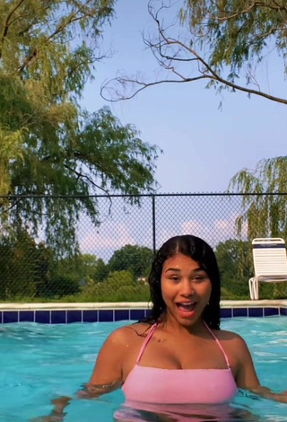 4. Hot Makayla Marley Shows Cleavage in Pink Crop Top at the Pool