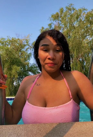 Luscious Makayla Marley Shows Cleavage in Pink Bikini Top at the Pool