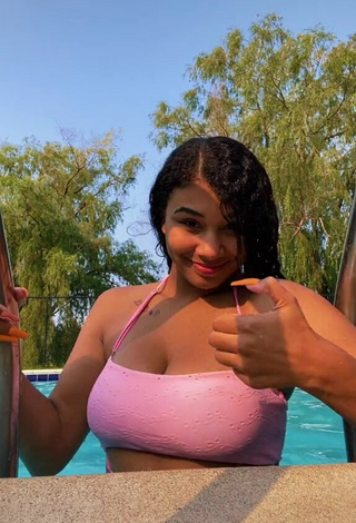 2. Luscious Makayla Marley Shows Cleavage in Pink Bikini Top at the Pool