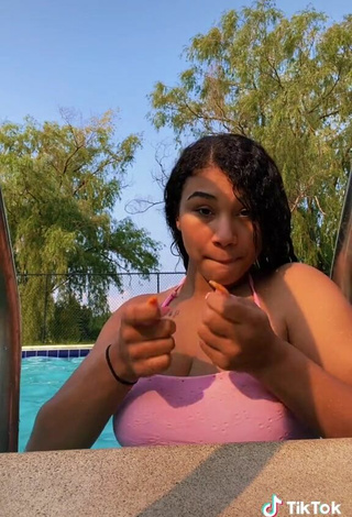 3. Luscious Makayla Marley Shows Cleavage in Pink Bikini Top at the Pool