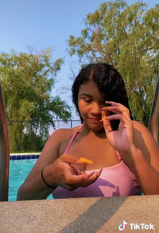 4. Luscious Makayla Marley Shows Cleavage in Pink Bikini Top at the Pool