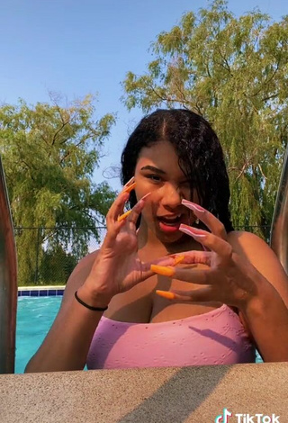 6. Luscious Makayla Marley Shows Cleavage in Pink Bikini Top at the Pool