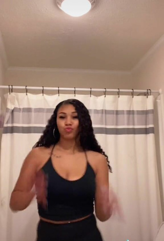 4. Sexy Makayla Marley Shows Cleavage in Black Crop Top and Bouncing Tits