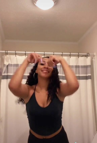 6. Sexy Makayla Marley Shows Cleavage in Black Crop Top and Bouncing Tits