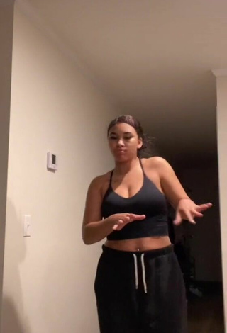 Luscious Makayla Marley Shows Cleavage in Black Crop Top and Bouncing Tits