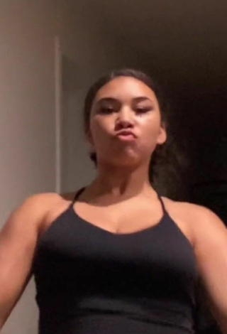 4. Luscious Makayla Marley Shows Cleavage in Black Crop Top and Bouncing Tits