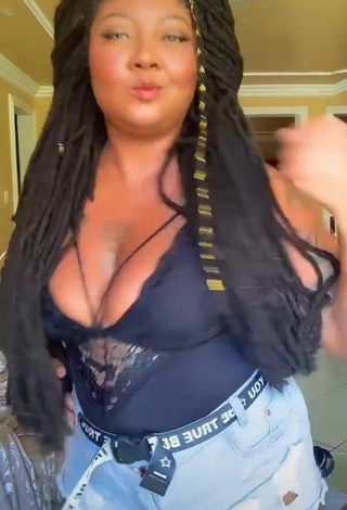 Sultry Manu Mendes Shows Cleavage in Black Top and Bouncing Tits