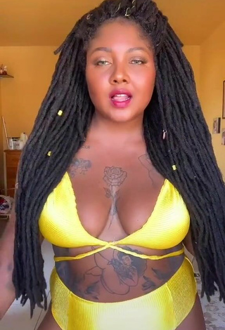 5. Luscious Manu Mendes Shows Cleavage in Yellow Bikini