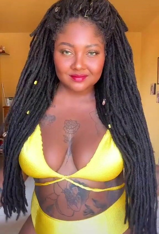 6. Luscious Manu Mendes Shows Cleavage in Yellow Bikini