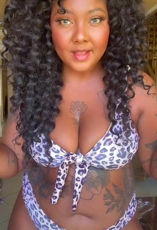 5. Amazing Manu Mendes Shows Cleavage in Hot Leopard Bikini