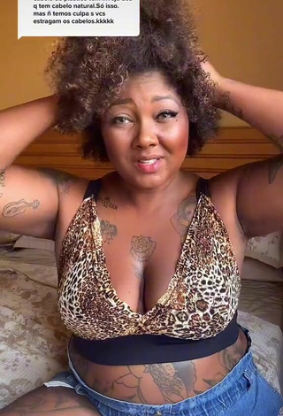 4. Sexy Manu Mendes Shows Cleavage in Leopard Crop Top