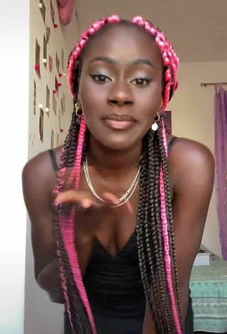 4. Luscious Marta_gueye Shows Cleavage