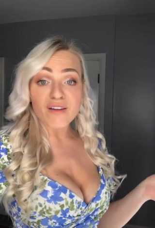 1. Luscious Maria Shows Cleavage