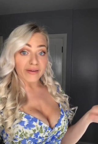 2. Luscious Maria Shows Cleavage