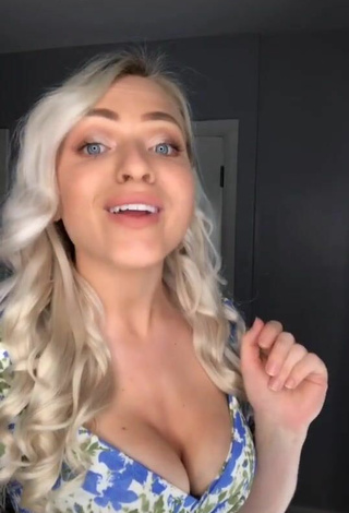 4. Luscious Maria Shows Cleavage