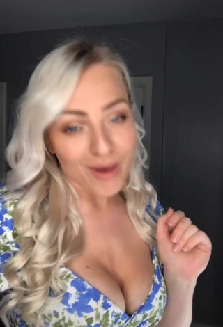 5. Luscious Maria Shows Cleavage