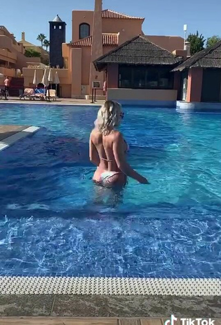 6. Sexy Maria Shows Butt at the Swimming Pool