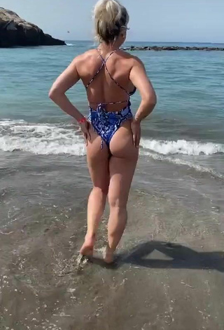 4. Breathtaking Maria Shows Butt in the Sea