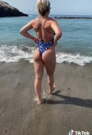 5. Breathtaking Maria Shows Butt in the Sea