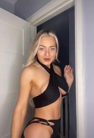 3. Hottie Maria in Black Crop Top (Underboob, Side Boob)