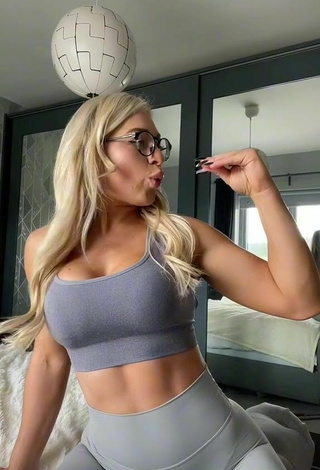 6. Hottest Maria Shows Cleavage in Grey Crop Top