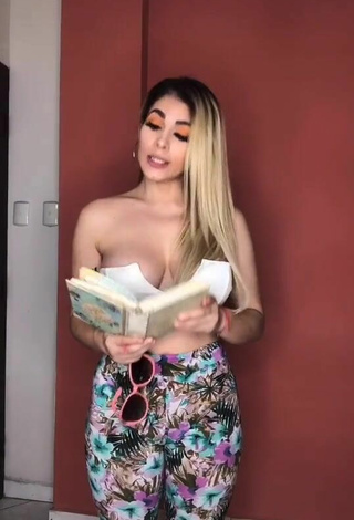 3. Sexy Mayra Jaime Maldonado Shows Cleavage in White Crop Top