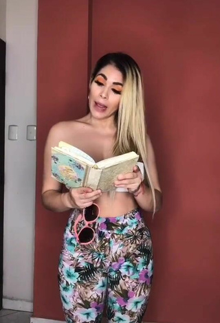 5. Sexy Mayra Jaime Maldonado Shows Cleavage in White Crop Top