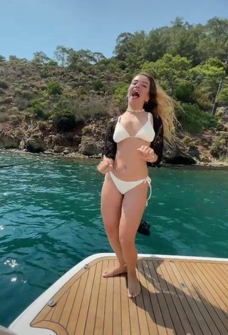 4. Titillating Melodi Özerdem in White Bikini in the Sea