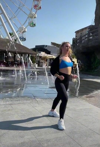 2. Sexy Melodi Özerdem in Black Leggings in a Street