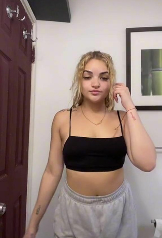 Sexy Mundaiguess in Black Crop Top