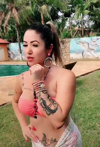 5. Sexy Naiara Coelho in Pink Bikini at the Swimming Pool