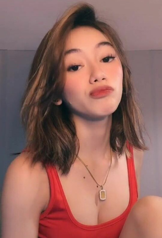 Paulaxdrea Demonstrates Sweetie Cleavage