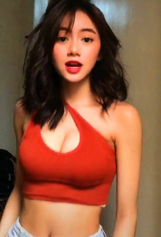 2. Breathtaking Paulaxdrea Shows Cleavage in Red Crop Top