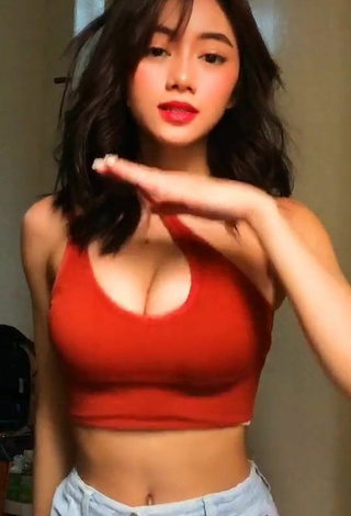 4. Breathtaking Paulaxdrea Shows Cleavage in Red Crop Top