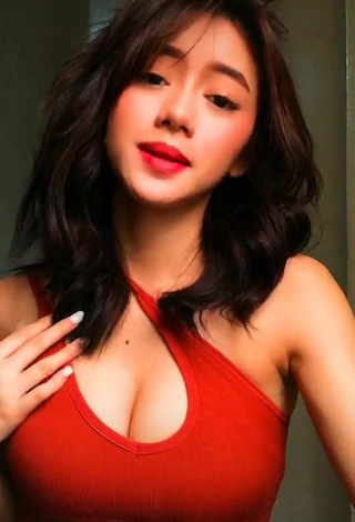 4. Sweetie Paulaxdrea Shows Cleavage in Red Crop Top