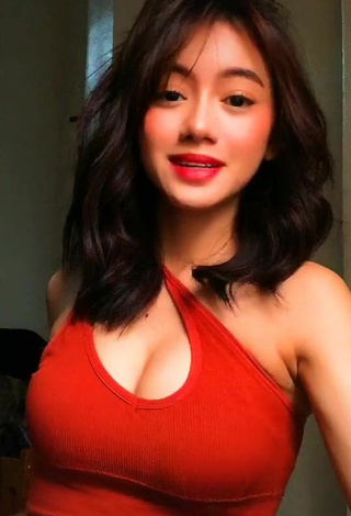 5. Sweetie Paulaxdrea Shows Cleavage in Red Crop Top