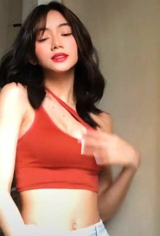 6. Pretty Paulaxdrea Shows Cleavage in Red Crop Top