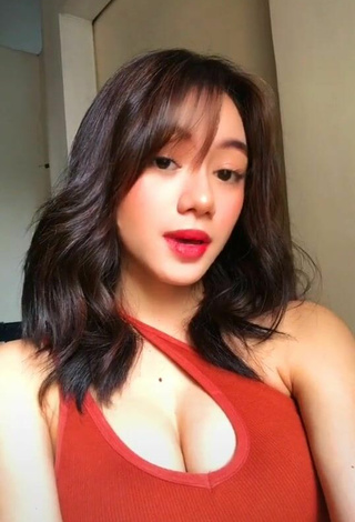 Hottie Paulaxdrea Shows Cleavage in Red Crop Top