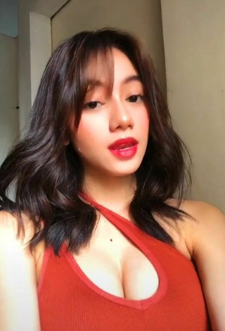 2. Hottie Paulaxdrea Shows Cleavage in Red Crop Top