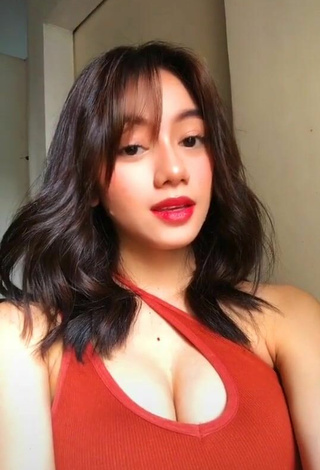 3. Hottie Paulaxdrea Shows Cleavage in Red Crop Top