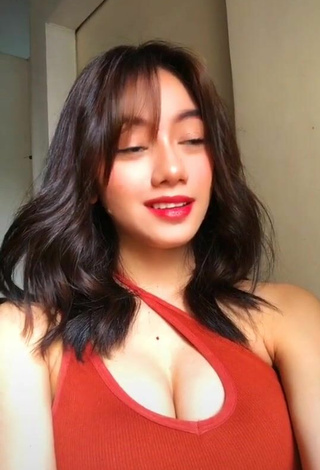 4. Hottie Paulaxdrea Shows Cleavage in Red Crop Top