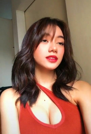 5. Hottie Paulaxdrea Shows Cleavage in Red Crop Top