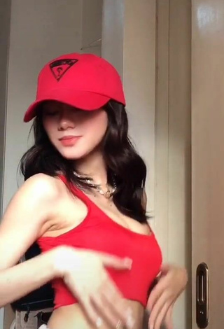 4. Sultry Paulaxdrea Shows Cleavage in Red Crop Top