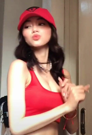 6. Sultry Paulaxdrea Shows Cleavage in Red Crop Top