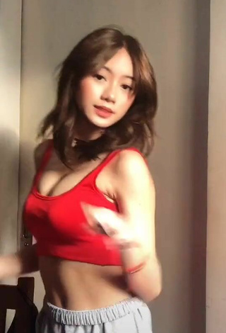 5. Hot Paulaxdrea Shows Cleavage in Red Crop Top