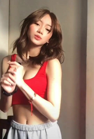 6. Hot Paulaxdrea Shows Cleavage in Red Crop Top