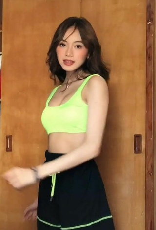 4. Gorgeous Paulaxdrea Shows Cleavage in Alluring Lime Green Sport Bra