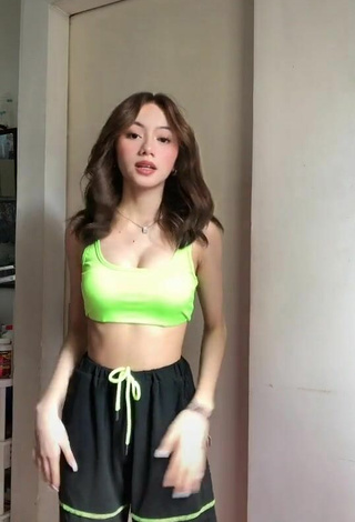 4. Cute Paulaxdrea Shows Cleavage in Lime Green Sport Bra